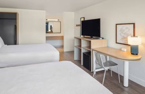 Hilton Head Island Hotel | Family-friendly with Outdoor Pool Near Beach Access and Restaurants | 4 Units