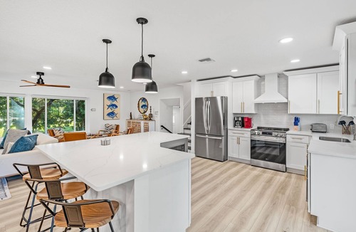 Melbourne Beach House | Family‑Friendly Getaway — 5 Mins From the Beach, Pool, Fenced Yard, Game Room & Patio ☀️