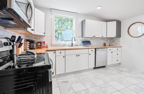 Midtown House | Family-Friendly 2APT Duplex ★ Off Street Parking ★ Historic Victorian District