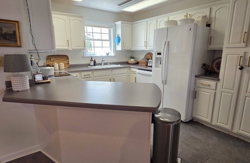 Martin House | Family-Friendly 5BR Lake Hartwell Lakefront Getaway with Dock ~ Sunset Shores