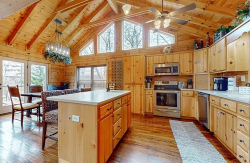 Big Creek Cabin | Family-Friendly Big Creek Getaway・Hot Tub・Firepit