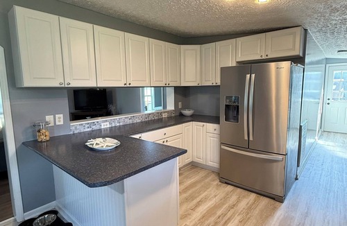 Newport House | Family Friendly Coastal Home Dog Friendly Yard Near Beach Sleeps 7