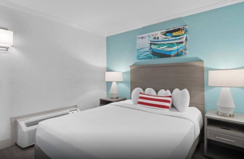 Myrtle Beach Hotel | Family-Friendly Oceanfront | Compass Cove Pools + Near Ripley’s Aquarium