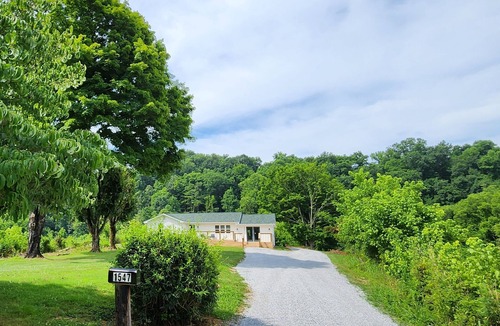 Seymour House | Family-friendly, playroom w/air hockey & arcade games, hot tub, mountain views!