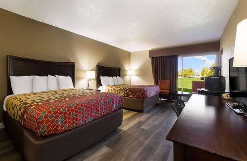 Perry Hotel | Family-Friendly Rooms near The Swanson | Free Onsite Parking & Daily Breakfast