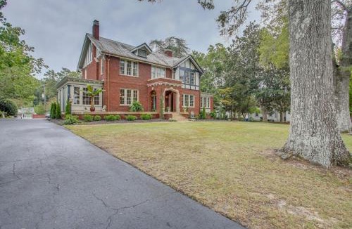 Laurinburg Villa | Family Laurinburg Home w/Private Yard & BBQ