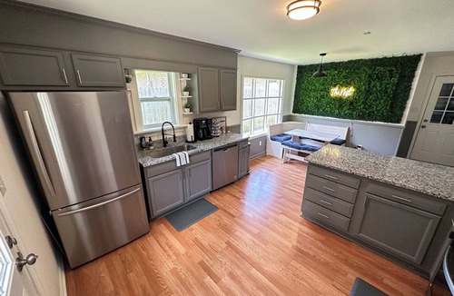 Savannah House | Family & Pet Friendly Home with Fenced Yard, between Downtown & Tybee!