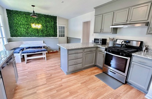 Savannah House | Family & Pet Friendly Home with Fenced Yard, between Downtown & Tybee!