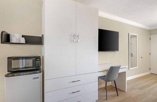 Florida Center Hotel | Family Room 2 Queens Near Universal Studios - Free Breakfast Included