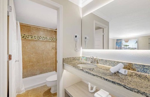 Florida Center Hotel | Family Room 2 Queens Near Universal Studios - Free Breakfast Included
