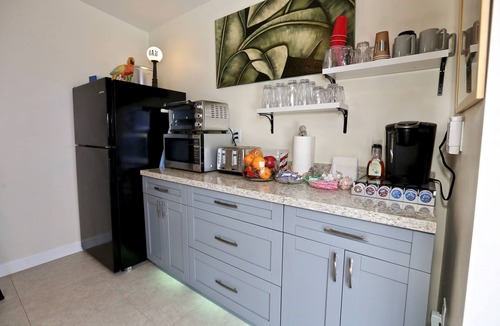 Wilton Manors Bed & Breakfast | Fantasy Island Inn – Caters to Men