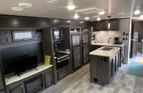 Hot Springs House | Farm Glamping @ The Sage Getaway RV