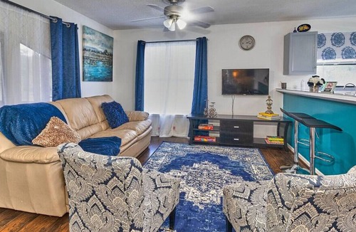 Durant House | Farm House Retreat - Park your RV - Camp in Style!