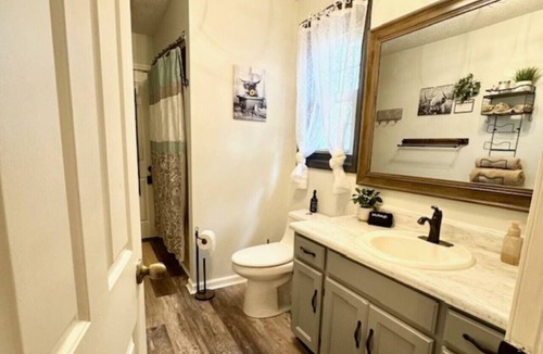 Anderson House | Farm Loft Home-Away from Home-Sleeps 5 Peaceful Nature Escape Farm Animals
