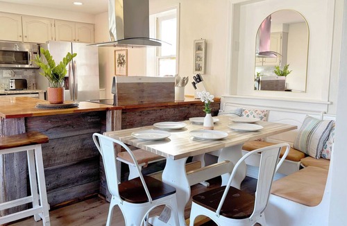 Columbia House | Farmhouse & Cottage near DT, USC