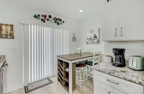Lakeland House | Farmhouse Inspired Cottage w/Fully Fenced-in Yard