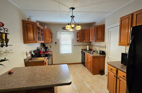 Grubville House | Farmhouse Retreat - Sleeps 10 - 1hr from STL