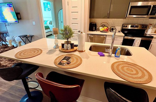 Sandy Springs Apartment | Feel at home in our 2 Bed 2 Bathroom, pool view, game room, palace in Atlanta.