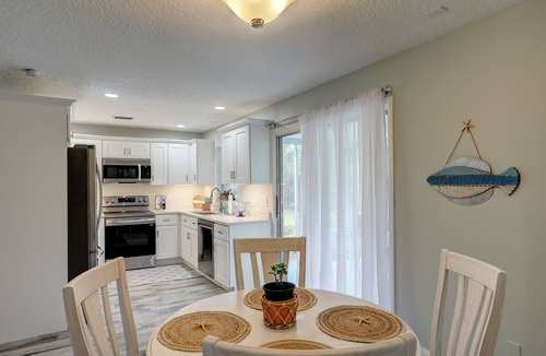 Sebastian Highlands House | Feels like Paradise in this Tropical COZY Retreat! 15 minutes to BEACH!