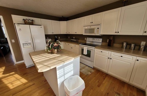 Baxter House | Fenced backyard! 6 miles to Cookeville Boat Dock!