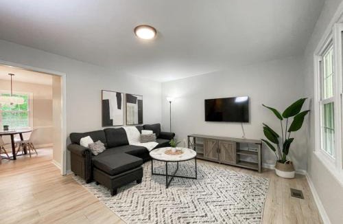 North Raleigh House | Fenced-In 3 BR Swingset, Carport, North Raleigh