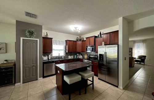 Bloomingdale House | Fenced in - Walk to Brandon boat ramp & 25 minutes to Busch Garden theme parks!