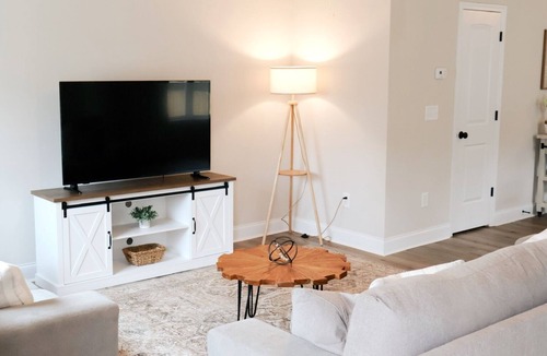 Taylors House | Fenced in Yard/15 Min to DT GVL/Fire Pit/Grill