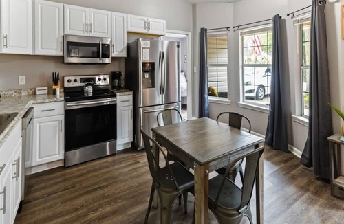 Savannah House | Fenced Yard & BBQ Grill Near Dining, Parks & Shops
