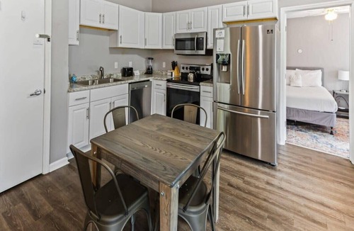 Savannah House | Fenced Yard & BBQ Grill Near Dining, Parks & Shops
