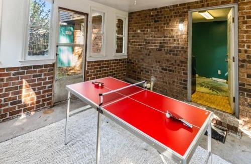 Savannah House | Fenced Yard, Ping Pong & BBQ Grill Near Downtown