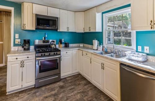 Savannah House | Fenced Yard, Ping Pong & BBQ Grill Near Downtown