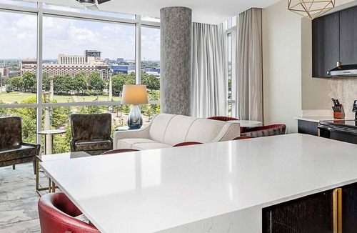 Downtown Atlanta Hotel | FIFA 1BR Presidential Suite – Luxury Stay – Walk to Stadium – Sleeps 4