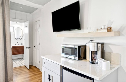 Folly Beach Hotel | Folliday Inn- The Overnighter- Room 25