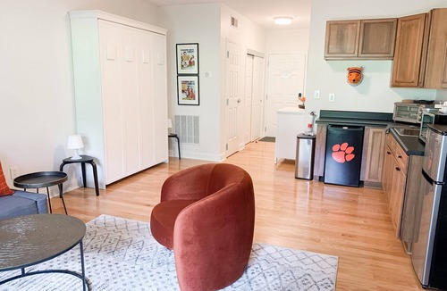 Clemson Apartment | FOOTBALL! Walk to stadium & campus & DT! FREE Parking! Behind Esso!