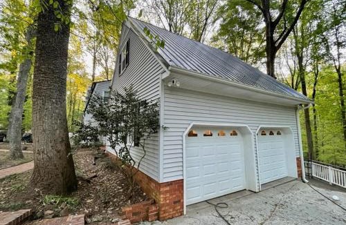 Anderson House | Forested Retreat a Scenic Above Garage Suite