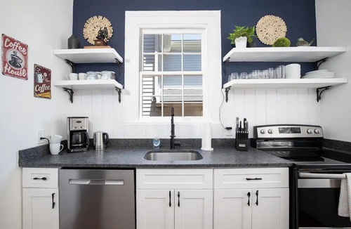 Savannah Victorian District House | Forsyth Historic Duplex Sleeps 10 - Great for large Groups!