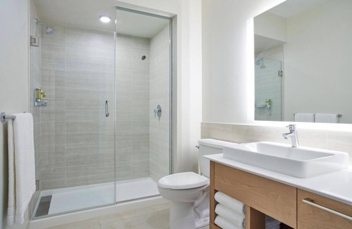 Williamsburg Hotel | Four Amazing Accommodations Near Orlando Theme Parks | Pool + Pets Allowed