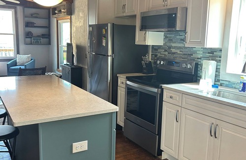 Spring City Cabin | Four bedrooms in two side-by-side rustic lake cabins in Spring City, TN
