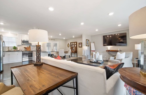 Franklin House | "Franklin, My Dear." is 5 minutes away from downtown Franklin!