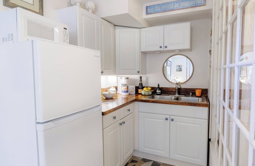 Thunderbolt Cottage | FREE Bikes & Stroll to Marina: Captain's Quarters Couples Retreat, 5 Min to Savn