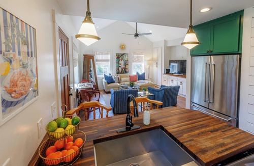 Thunderbolt Cottage | FREE Bikes & Stroll to Marina: The Shrimp Boat Couples Retreat, 5 Min to Sav