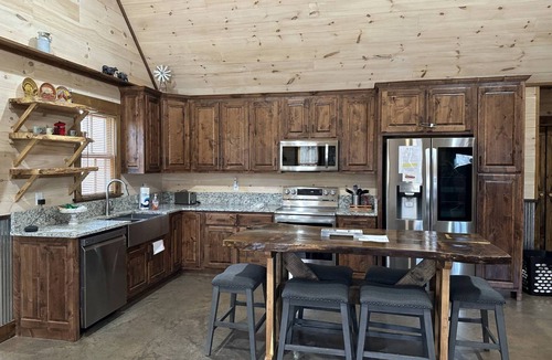 Rising Fawn Cabin | Free Ruby Falls Ticket & More - 2 -2 hot tubs, fire pits & covered patios-putt putt & corn hole