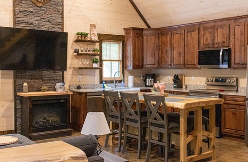 Rising Fawn Cabin | Free Ruby Falls Ticket & More -Hot Tub -Putt Putt-Firepit & Fireplace-2 mi to Cloudland Canyon