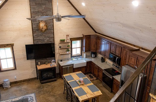 Rising Fawn Cabin | Free Ruby Falls Ticket & More -Hot Tub -Putt Putt-Firepit & Fireplace-2 mi to Cloudland Canyon