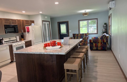 Nashua House | Fresh and Modern Lakefront Cottage minutes from the Little Brown Church