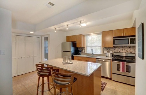 Historic Downtown Savannah Apartment | Fresh Cozy Apartment on Jones Street- FREE PARKING