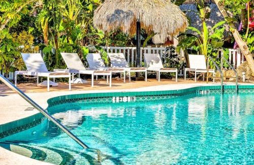 Anna Maria Apartment | Freshly Remodeled Island Suite w Pool & Pet Friendly