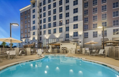 Florence Apartment | Fully Equipped Suite | Outdoor Pool + Free Breakfast + Fitness Center