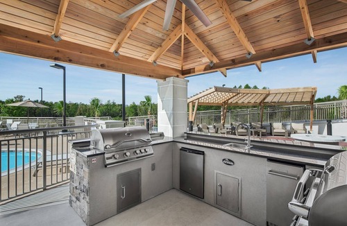 Florence Apartment | Fully Equipped Suite | Outdoor Pool + Free Breakfast + Fitness Center