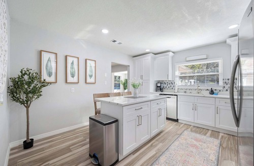 Lakeland House | Fully Fenced in w/Patio Near the Lake | Sleeps 10